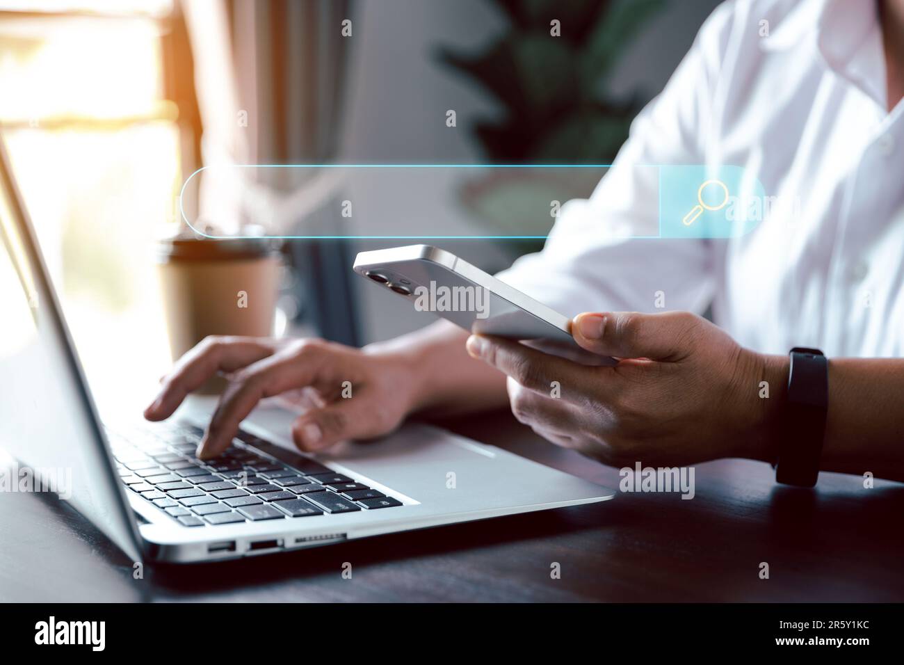 Ricerca di dati di informazioni sul concetto di rete Internet. Tecnologia di ricerca dei dati ottimizzazione dei motori di ricerca. Le mani delle donne usano il telefono cellulare Foto Stock