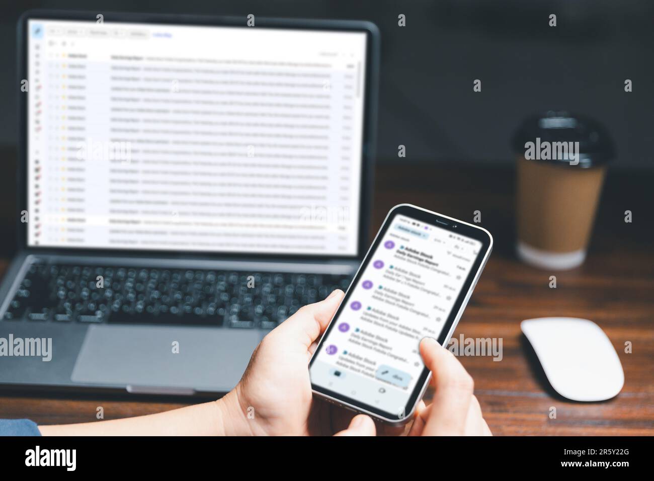persona che legge e-mail su smartphone, concetto di marketing e-mail, ricevere nuovi messaggi, messaggi di chat online social text, mano femminile che lavora con la p virtuale Foto Stock