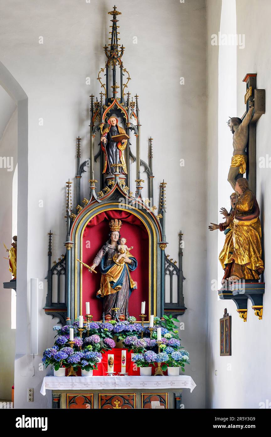 Altare laterale e figura di Maria con corona e Gesù bambino nella chiesa di San Michael, una delle più antiche chiese di Allgaeu, elencata come A. Foto Stock