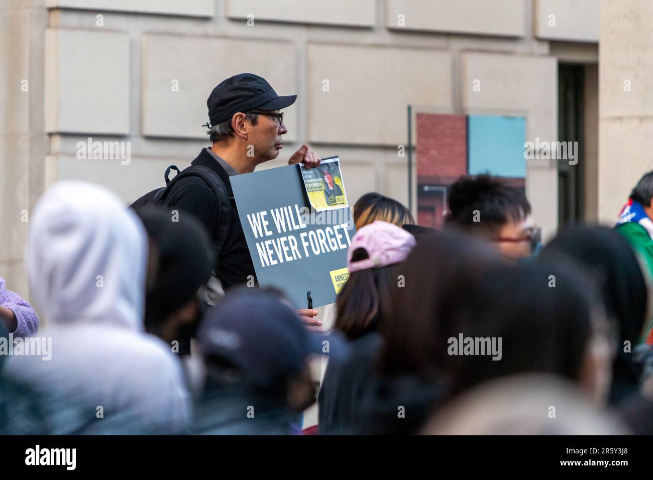 Londra, Regno Unito. 4 giugno 2023. Amnesty International UK e il gruppo di campagna June Fourth Sparks hanno tenuto una veglia fuori dall’ambasciata cinese a Londra per celebrare il 34° anniversario della sanguinosa repressione delle autorità cinesi contro manifestanti pacifici in piazza Tiananmen. facendo eco alle proteste a favore della democrazia del Libro bianco tenutesi lo scorso anno nelle città di tutta la Cina. Abdullah Bailey/Alamy Live News Foto Stock