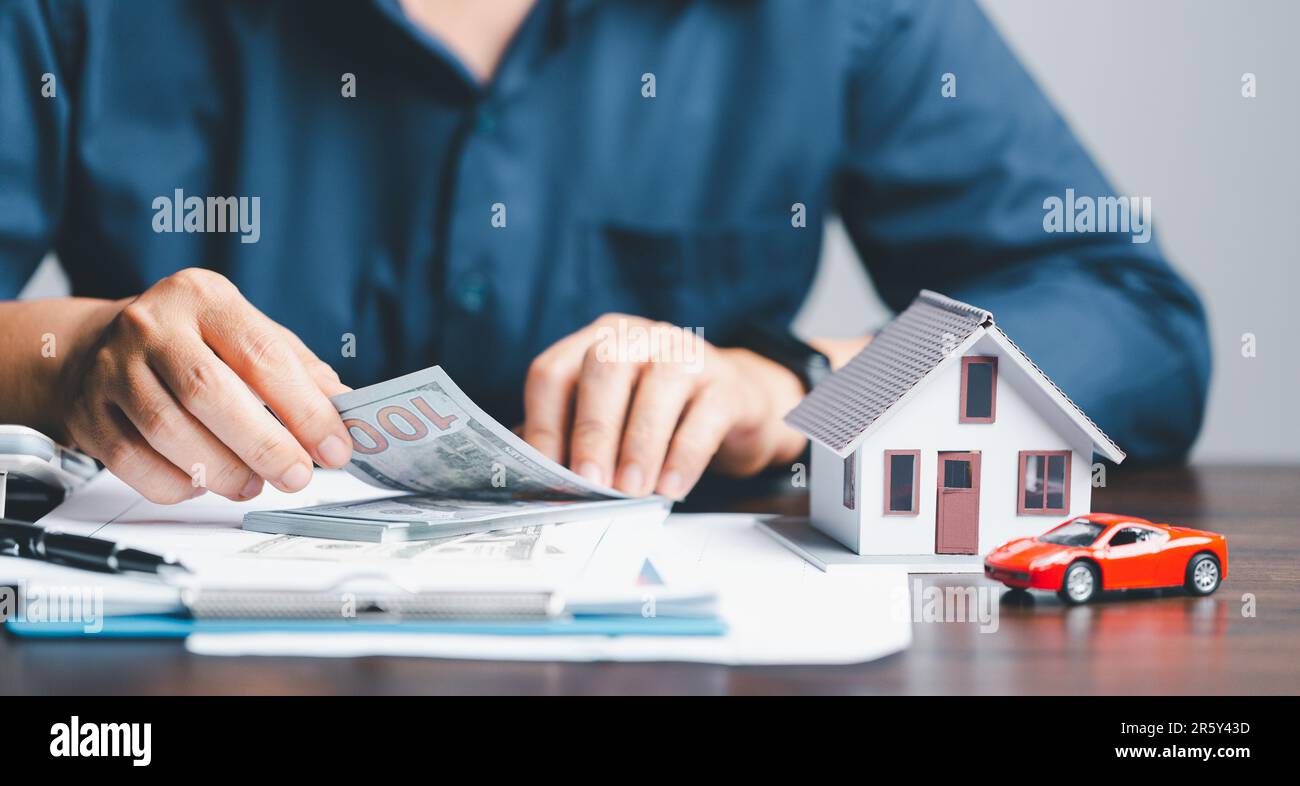 Modello per auto e casa. Concetto di responsabilità di pianificazione finanziaria spese e reddito. Concetti di approvazione delle risorse acquisti per acquistare un'auto e una casa. IDE Foto Stock