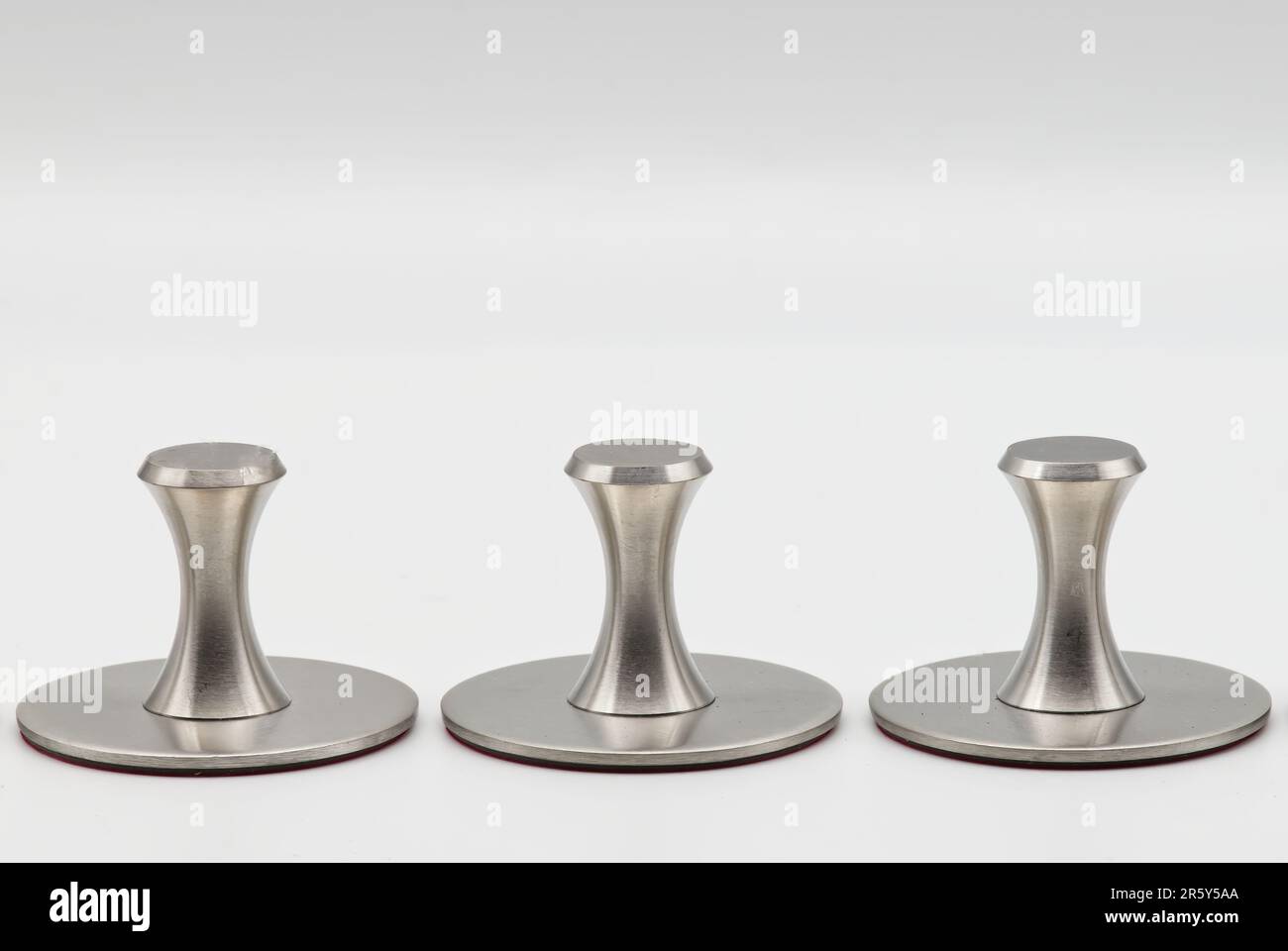 Supporti adesivi in acciaio inox. Ganci autoadesivi isolati su sfondo bianco. Foto Stock Supporti adesivi in acciaio inox. Ganci autoadesivi isolati su sfondo bianco. Foto Stock