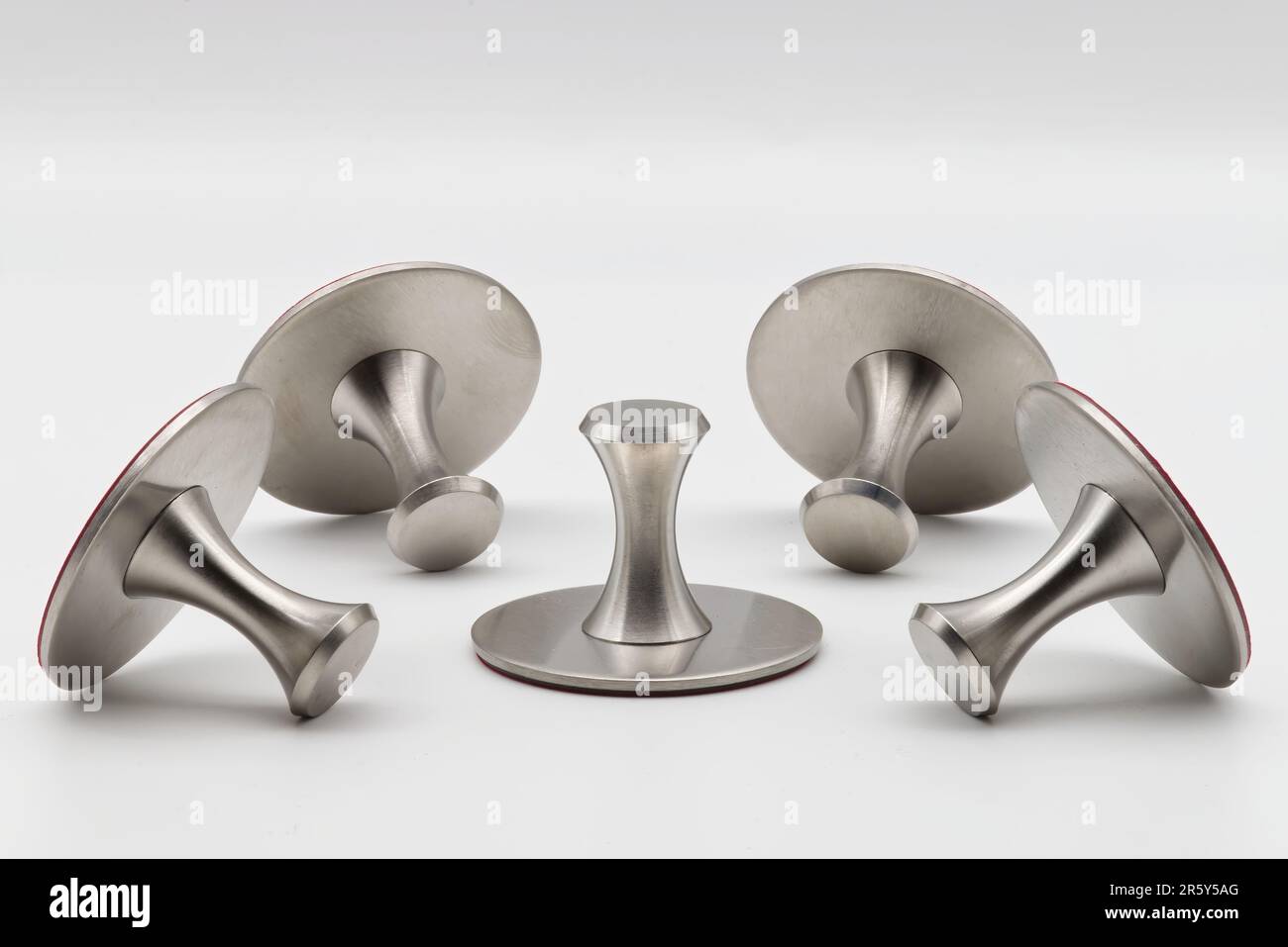 Supporti adesivi in acciaio inox. Ganci autoadesivi isolati su sfondo bianco. Foto Stock Supporti adesivi in acciaio inox. Ganci autoadesivi isolati su sfondo bianco. Foto Stock