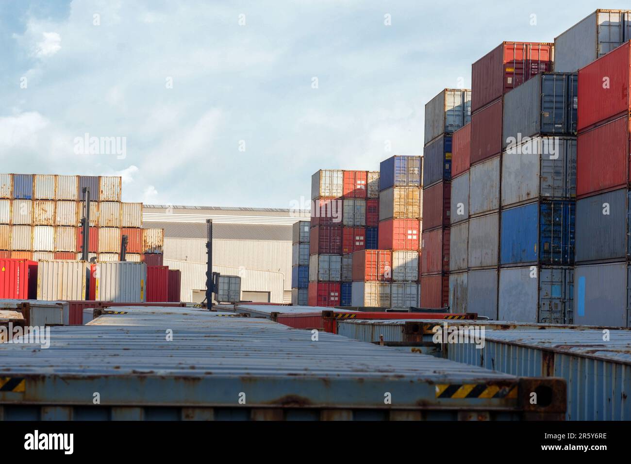 Pile di container, navi di importazione/esportazione nel porto, spedizioni di carichi industriali, logistica di container, cantieri di distribuzione di trasporti marittimi. Foto Stock