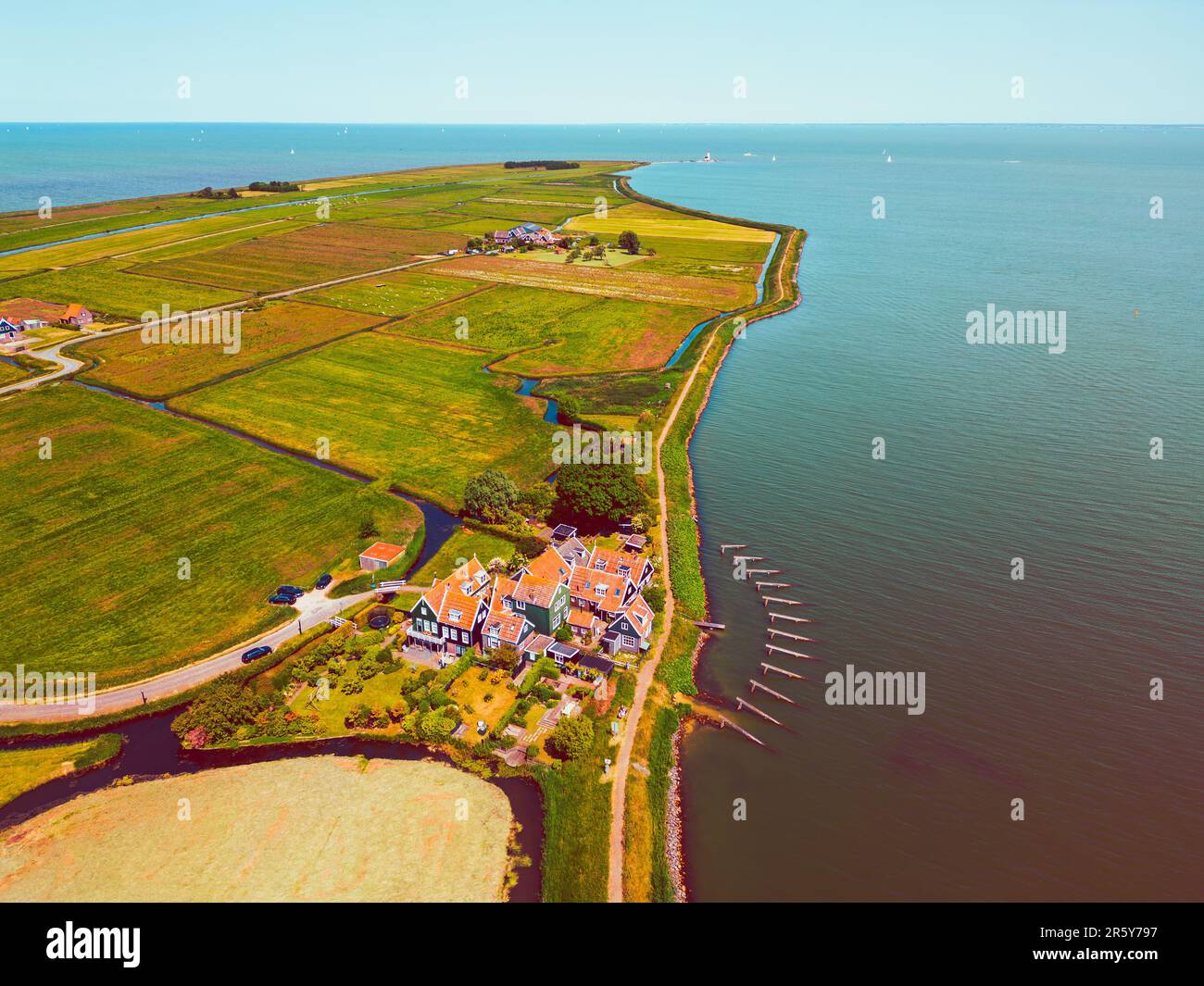 Punto di vista del drone ad angolo alto sull'ex isola olandese Marken nell'Olanda del Nord, nei Paesi Bassi, in un giorno di primavera soleggiato Foto Stock