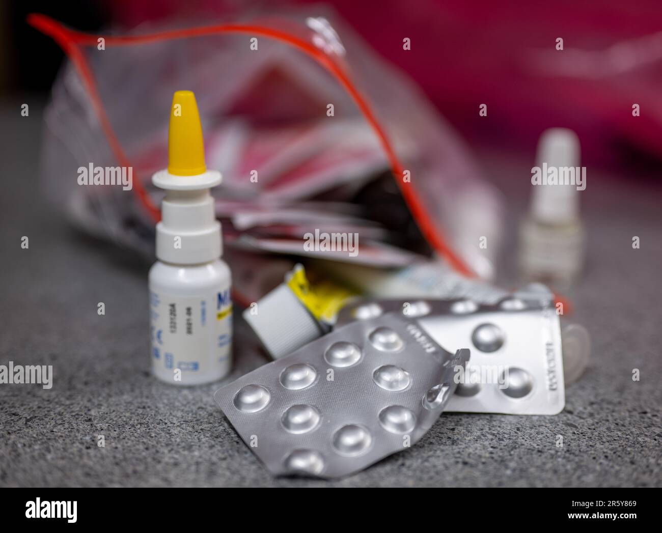 Berlino, Germania. 05th giugno, 2023. I farmaci scaduti si trovano sul banco nel retro di una farmacia. Credit: Monika Skolimowska/dpa/Alamy Live News Foto Stock