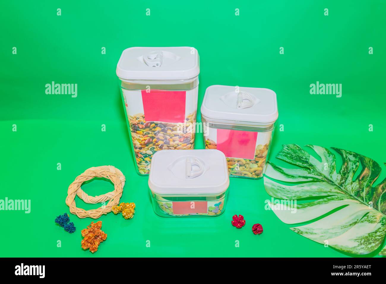 Il set di vasetti quadrati semplici è una soluzione versatile e pratica per la tua cucina o dispensa. Foto Stock