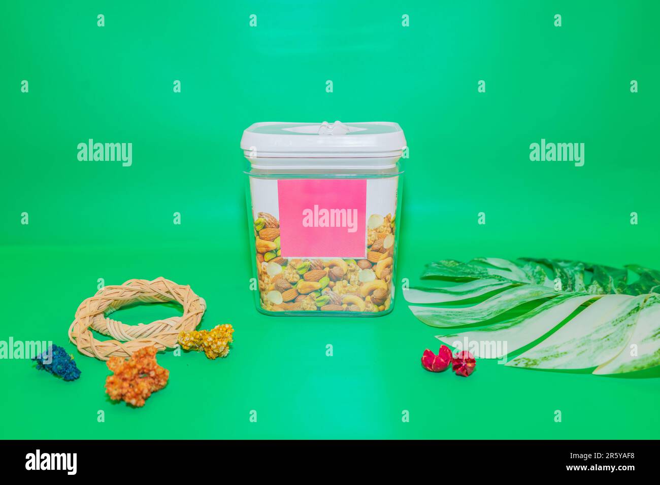 Il set di vasetti quadrati semplici è una soluzione versatile e pratica per la tua cucina o dispensa. Foto Stock