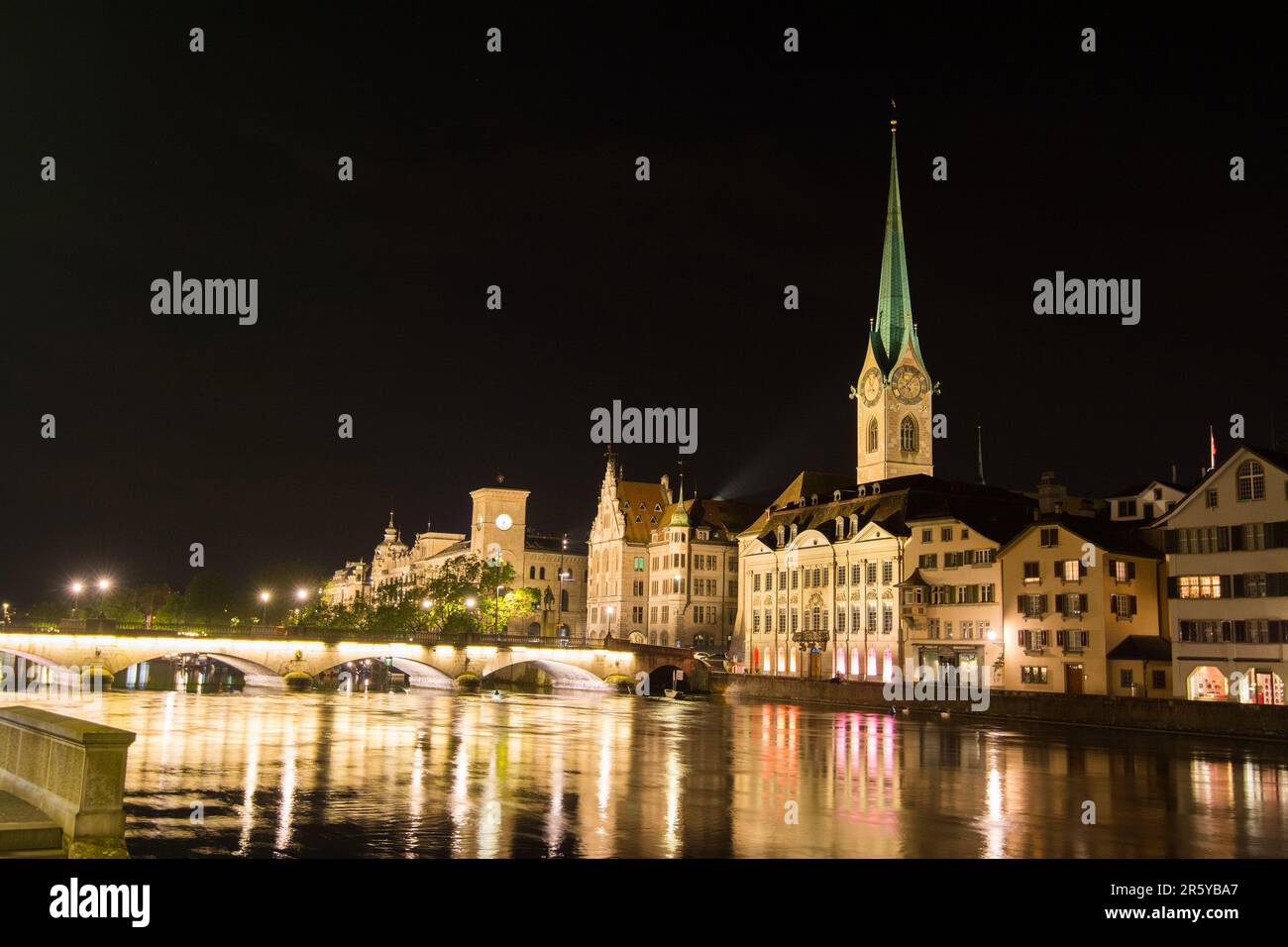Vista panoramica del centro storico di Zürich con famose chiese e il fiume Limmat sul lago di Zurigo, Svizzera. Foto notturna Foto Stock