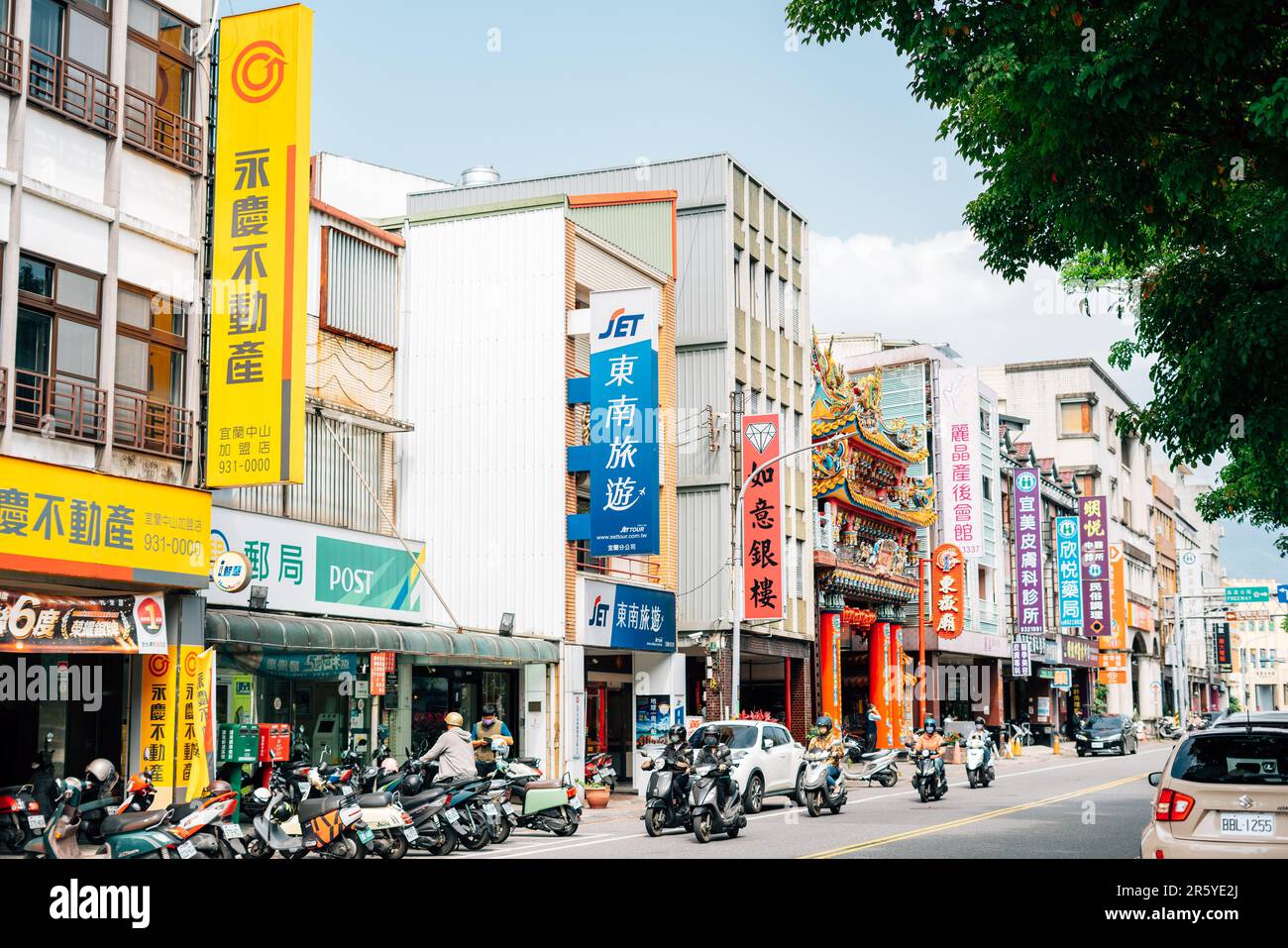 Yilan, Taiwan - 20 marzo 2023 : strada dello shopping e moto del centro Foto Stock