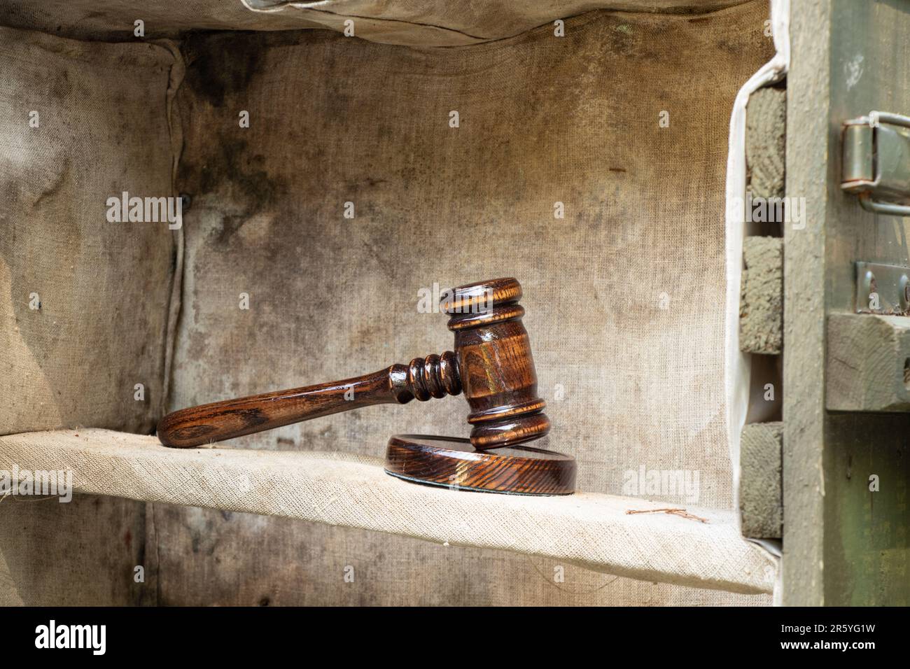 Il gavel del giudice si trova su una cassa di munizioni di legno, un tribunale militare, un tribunale Foto Stock