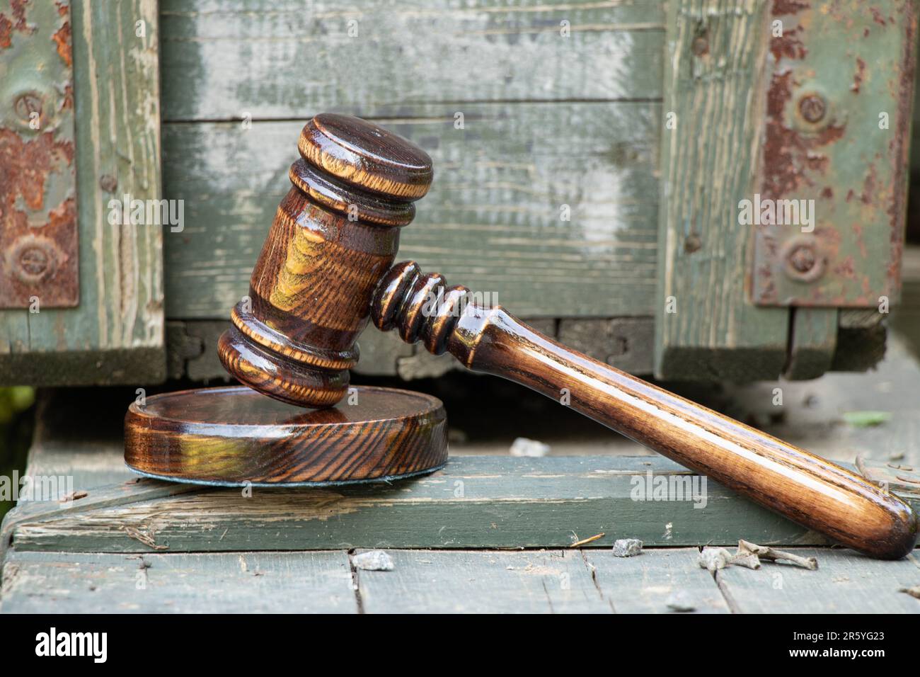 Il gavel del giudice si trova su una cassa di munizioni di legno, un tribunale militare, un tribunale Foto Stock