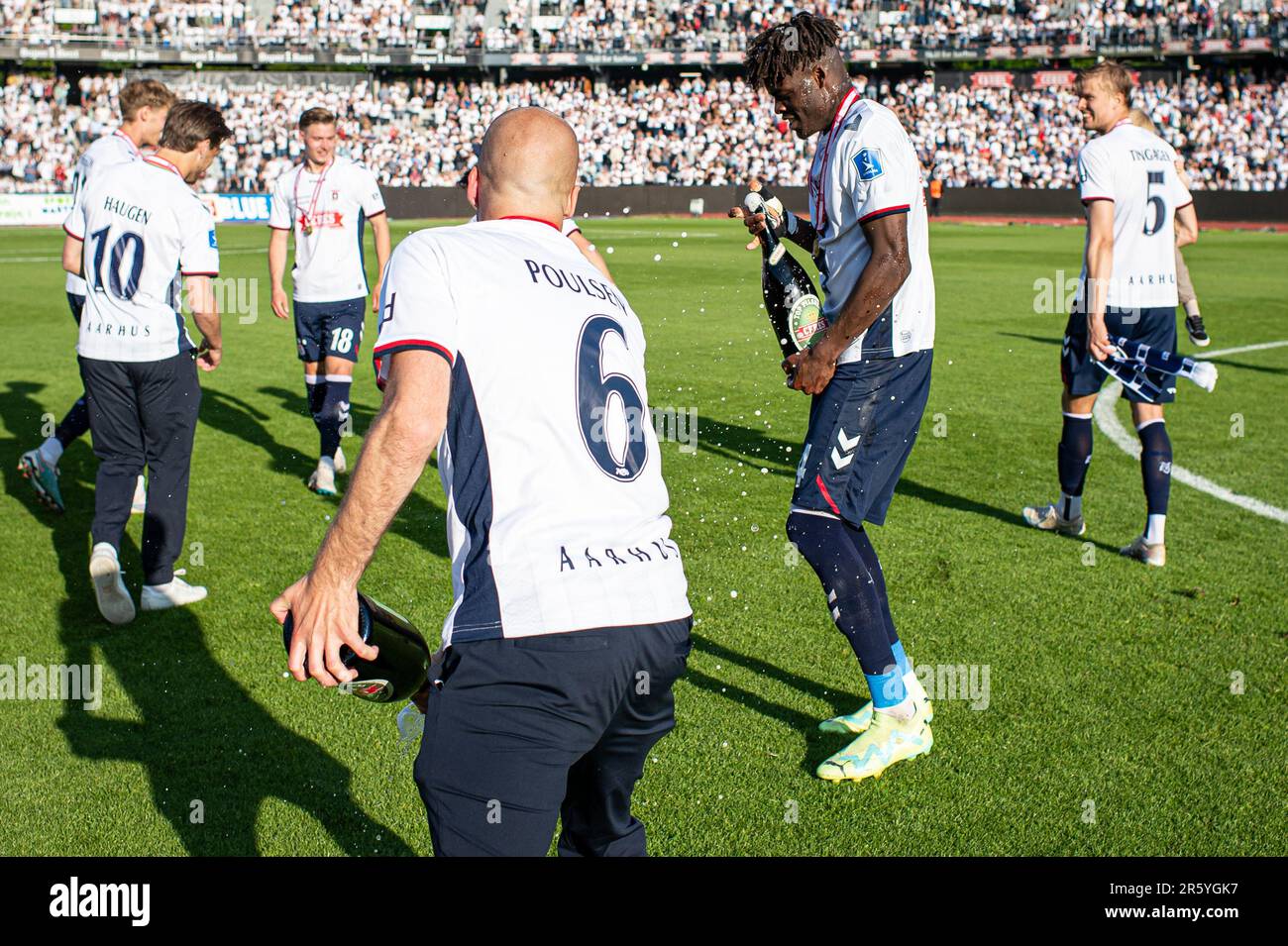 Aarhus, Danimarca. 04th, giugno 2023. Yann Bisseck (4) e Nicolai Poulsen (6) di Aarhus GF si sono visti in festa dopo aver vinto medaglie di bronzo dopo l'incontro Superliga del 3F tra Aarhus GF e Broendby IF al Ceres Park di Aarhus. (Photo credit: Gonzales Photo - Morten Kjaer). Foto Stock