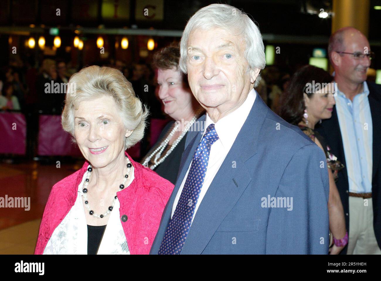 Richie Benaud con la moglie, Daphne Benaud, sul tappeto rosa alla prima di “Priscilla, il Musical” al Lyric Theatre, Star City Casino, Sydney Australia. Sabato 7th ottobre 2006. Foto Stock