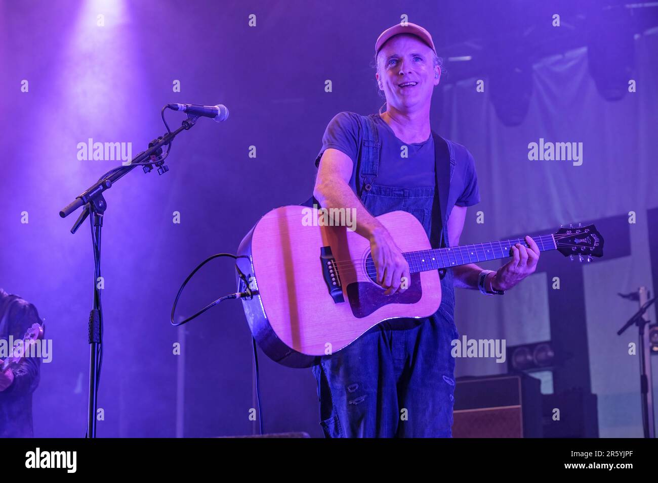 Fran Healy di Travis si esibisce al Wychwood Festival di Cheltenham, Regno Unito. Giugno 3, 2023 Foto Stock