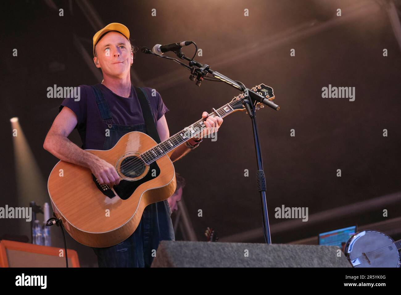 Fran Healy di Travis si esibisce al Wychwood Festival di Cheltenham, Regno Unito. Giugno 3, 2023 Foto Stock