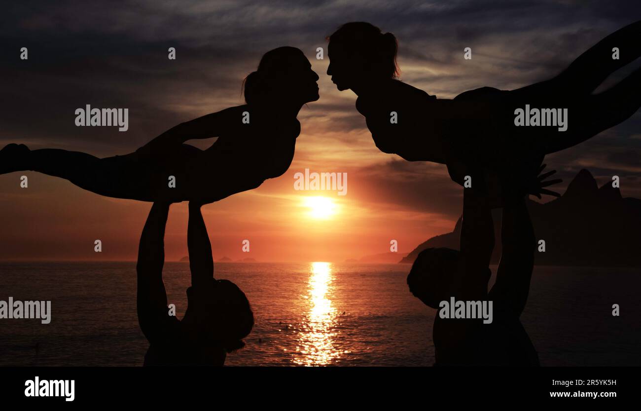 Sostenere ogni forma di amore - Silhouette al tramonto a Ipanema Beach Foto Stock