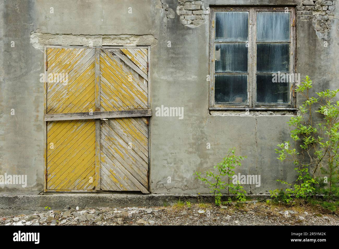 Un edificio con una porta gialla e finestre Foto Stock