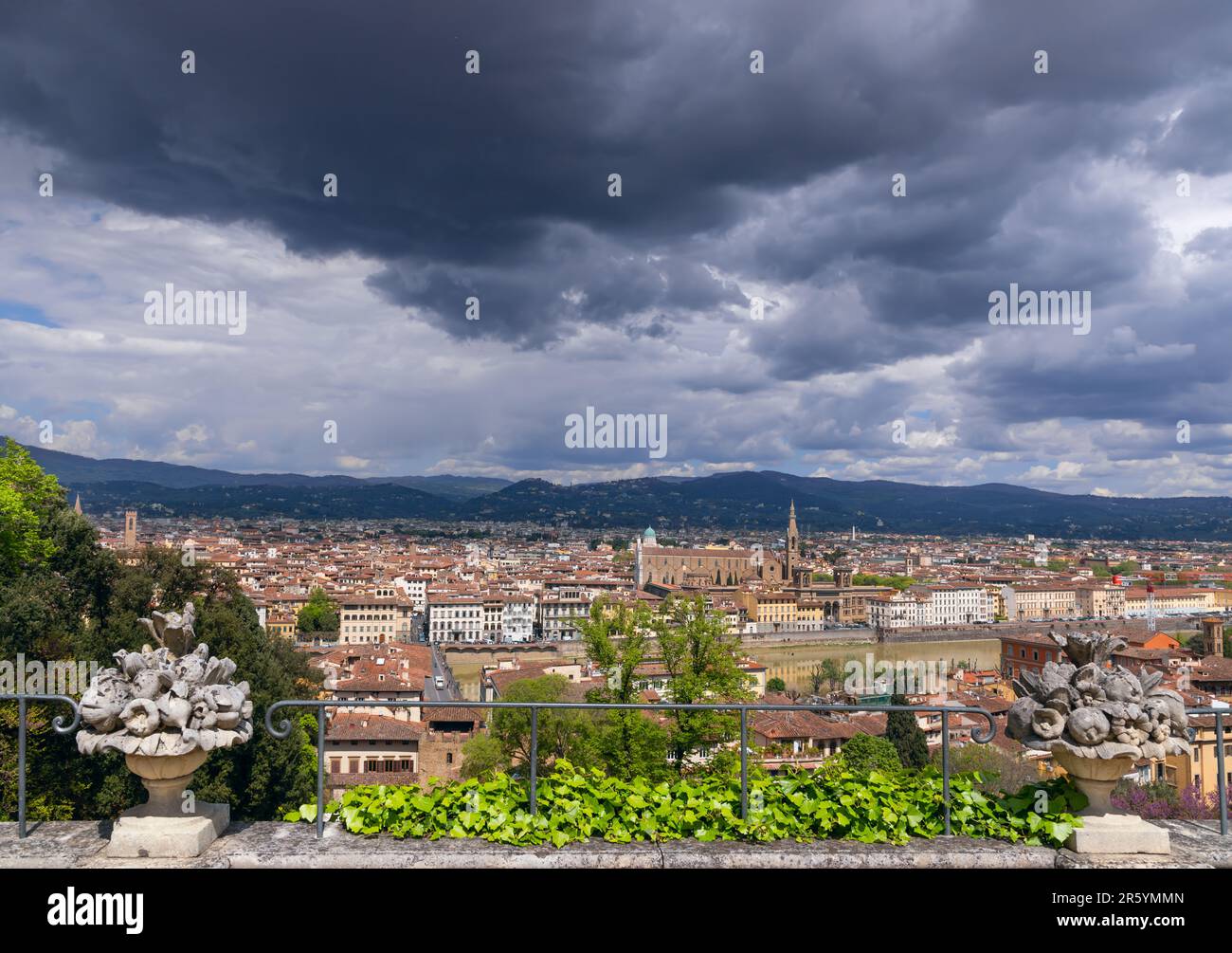 Skyline di Firenze in Italia: In lontananza il fiume Arno e al centro la Basilica di Santa Croce. Foto Stock