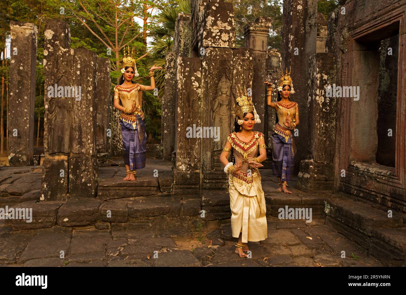 Il Bayon è un tempio buddista khmer riccamente decorato situato ad Angkor Thom. La caratteristica Bayon'Distinctive è la serena sorridente volti. Foto Stock