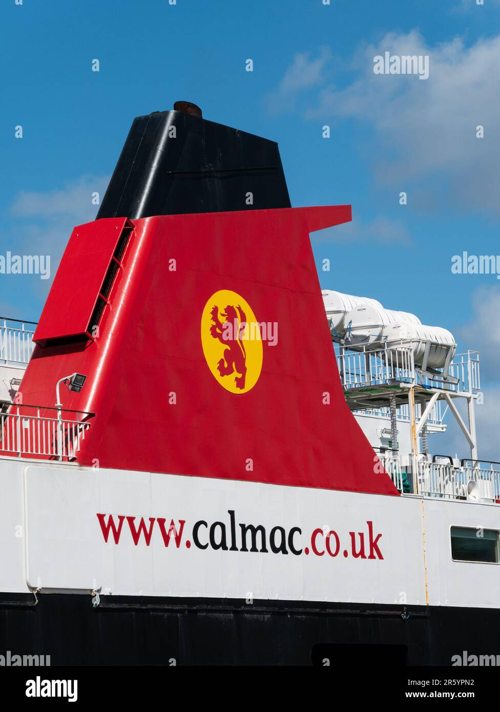 Traghetto CalMac (Caledonian MacBrayne) con logo aziendale di leone araldico rosso in cerchio giallo su imbuto dipinto nero e rosso, Oban, Scozia, Regno Unito Foto Stock