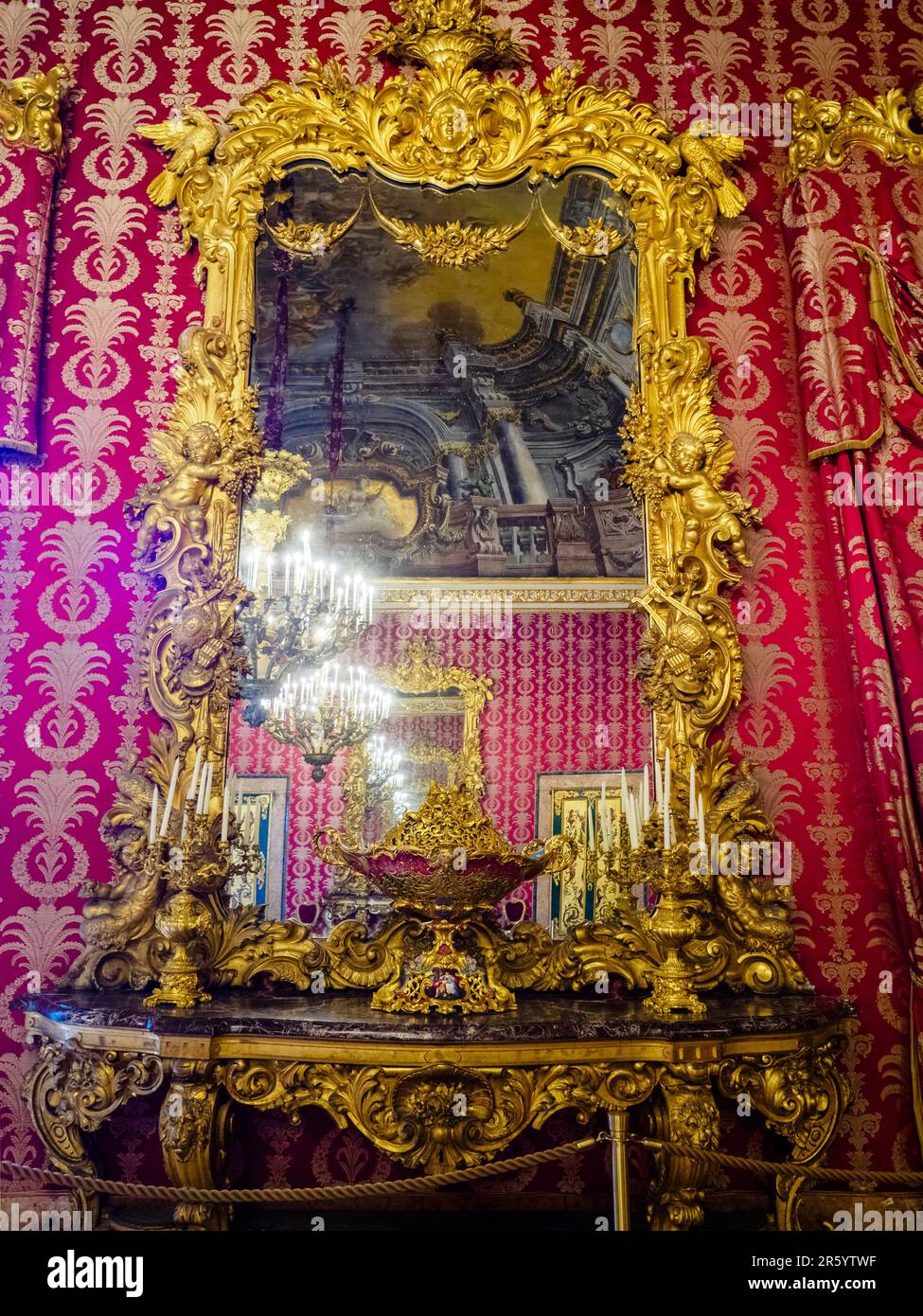 Mobili in stile neo-barocco (2nd metà del 19th ° secolo durante il periodo Savoia) nel primo anticamera (salone diplomatico) nel Palazzo reale di Napoli che nel 1734 divenne la residenza reale dei Borboni - Napoli, Italia Foto Stock