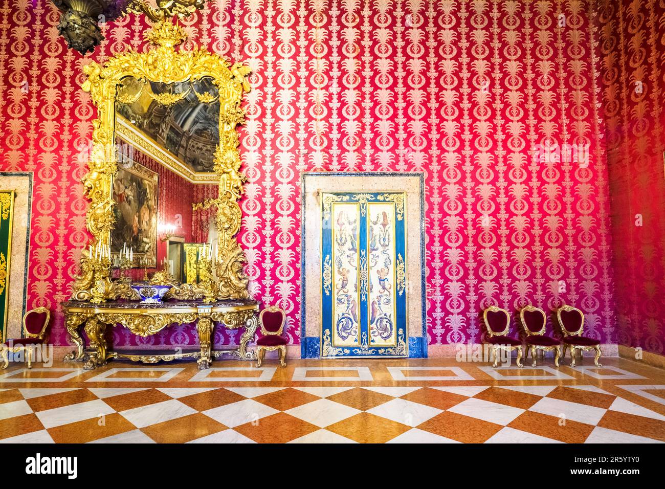 Mobili in stile neo-barocco (2nd metà del 19th ° secolo durante il periodo Savoia) nel primo anticamera (salone diplomatico) nel Palazzo reale di Napoli che nel 1734 divenne la residenza reale dei Borboni - Napoli, Italia Foto Stock