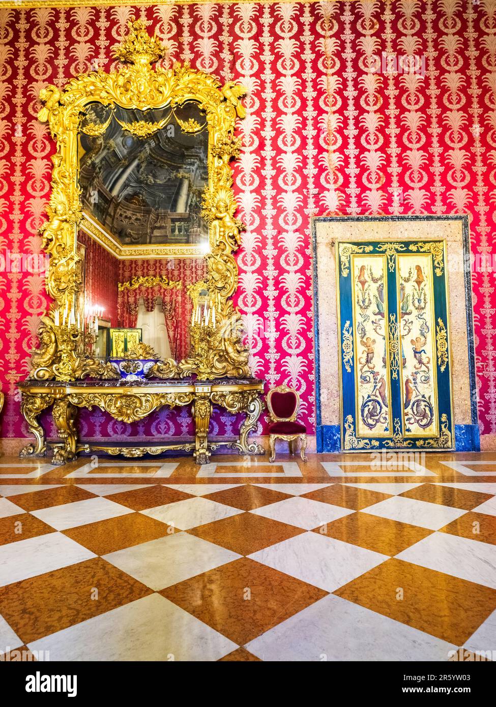 Mobili in stile neo-barocco (2nd metà del 19th ° secolo durante il periodo Savoia) nel primo anticamera (salone diplomatico) nel Palazzo reale di Napoli che nel 1734 divenne la residenza reale dei Borboni - Napoli, Italia Foto Stock
