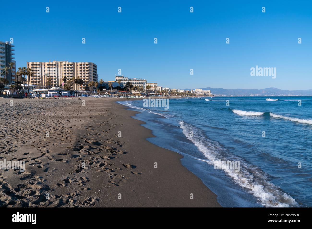 Vista sulla spiaggia di Carihuela da Benalmadena verso Torremolinas Costa del Sol Benalmadena Andalusia Spagna Foto Stock