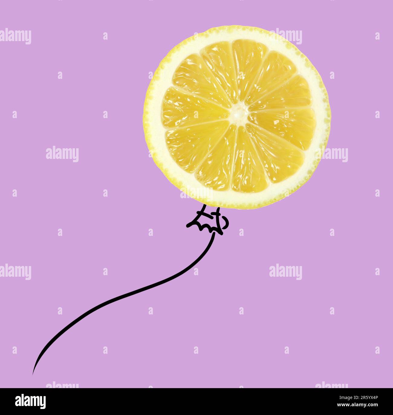 Grafica creativa. Fetta di limone come palloncino d'aria. Frutto con disegni su sfondo viola chiaro Foto Stock