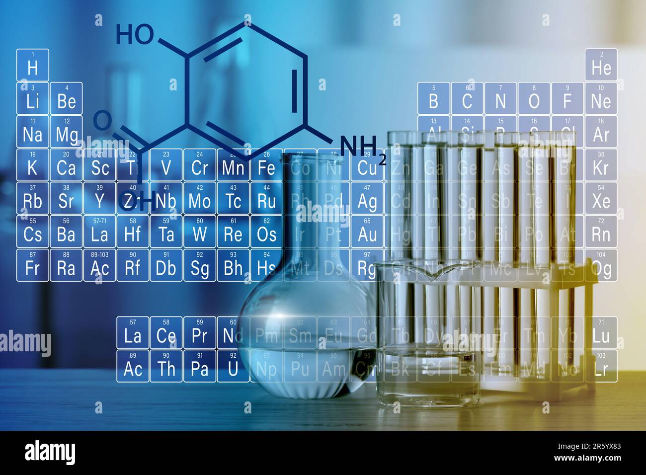 Tabella periodica, formula strutturale del composto chimico e vetreria da laboratorio, doppia esposizione. Di colore blu e giallo Foto Stock
