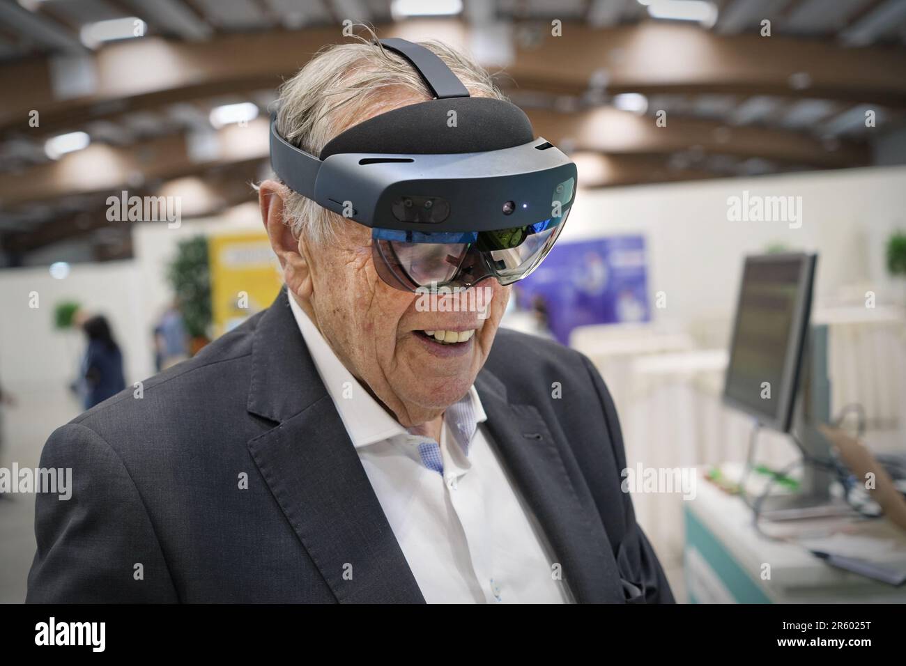 Uomo anziano che indossa occhiali per realtà virtuale in una fiera tecnologica. Milano Italia - Aprile 2023 Foto Stock