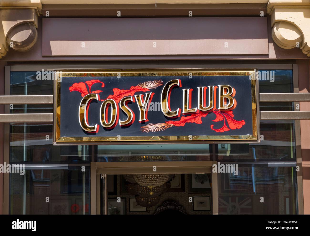 Cartello Cosy Club sopra la porta d'ingresso Cornhill Quarter Lincoln City, Lincolnshire, Inghilterra, Regno Unito Foto Stock