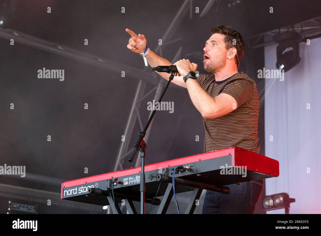 Roy Stride di Scouting for Girls che si esibisce al Wychwood Festival, Cheltenham, Regno Unito. Giugno 3, 2023 Foto Stock