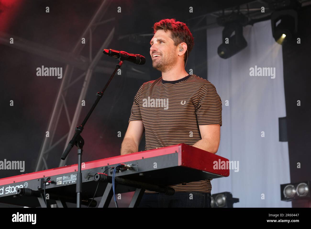 Roy Stride di Scouting for Girls che si esibisce al Wychwood Festival, Cheltenham, Regno Unito. Giugno 3, 2023 Foto Stock