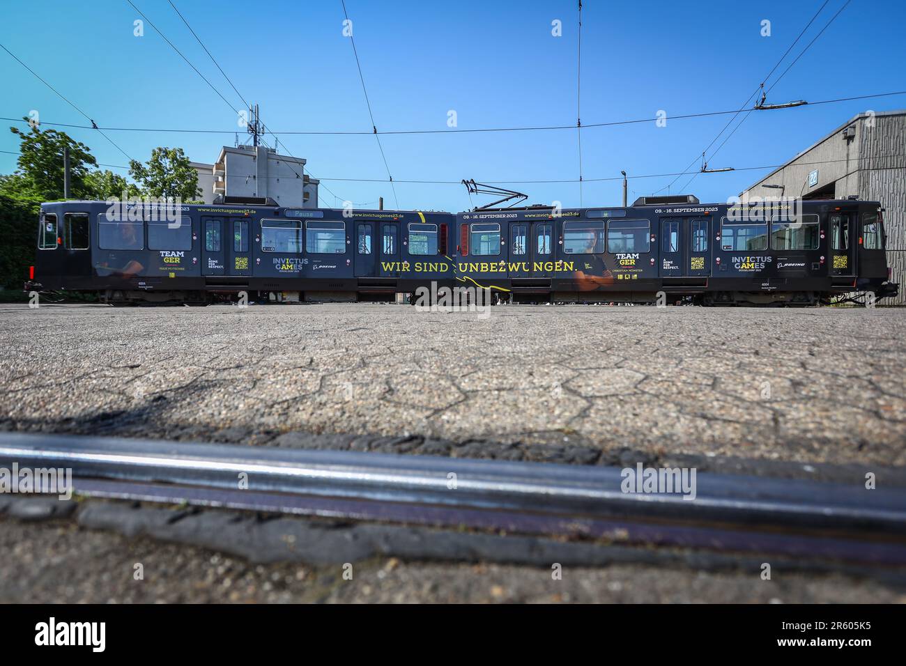 Düsseldorf, Germania, 06.06.2023. Düsseldorf rete di trasporti Rheinbahn presenta un tram Invictus Games 2023. I giochi si svolgono in città nel settembre 2023. Credit: NewsNRW / Alamy Live News Foto Stock Düsseldorf, Germania, 06.06.2023. Düsseldorf rete di trasporti Rheinbahn presenta un tram Invictus Games 2023. I giochi si svolgono in città nel settembre 2023. Credit: NewsNRW / Alamy Live News Foto Stock