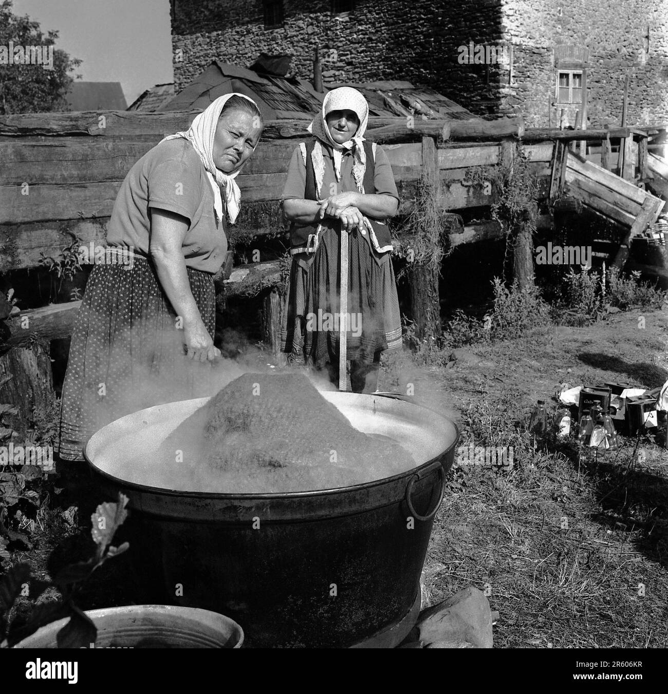 Maramures County, Romania, circa 1977. Le donne che bollono tappeti di lana nel processo tradizionale di renderli. Foto Stock