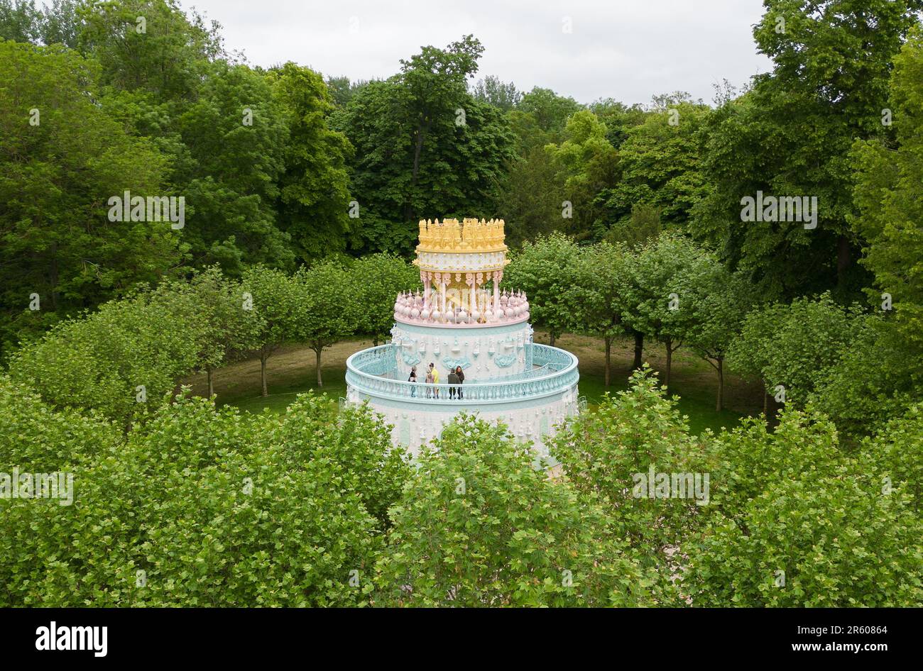 Una visione della nuova installazione del Wedding Cake dell'artista portoghese Joana Vasconcelos al Waddesdon Manor di Aylesbury, Buckinghamshire. Il padiglione scultoreo alto 12 metri, sotto forma di torta nuziale a tre livelli, è rivestito in piastrelle di ceramica ed è stato commissionato dalla Rothschild Foundation for Waddesdon. Data immagine: Martedì 6 giugno 2023. Foto Stock