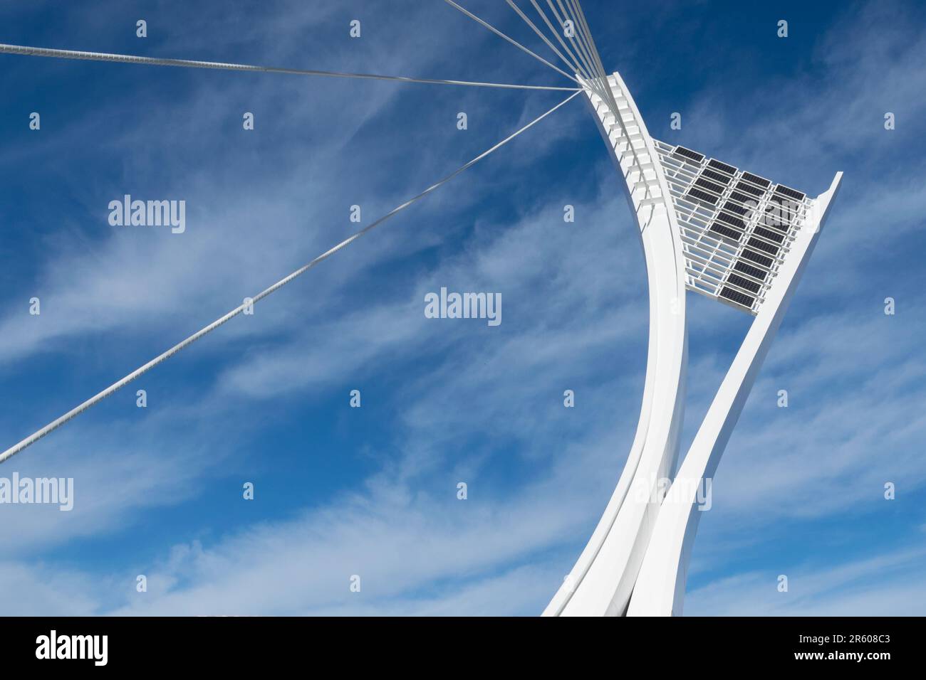 Ponte per il transito ciclopedico e veicolare su ruote situato nella città di Pescara che attraversa le due sponde del fiume Aterno-Pescara Foto Stock