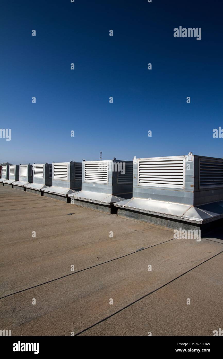 Unità di aria condizionata situate sul tetto dell'edificio Foto Stock