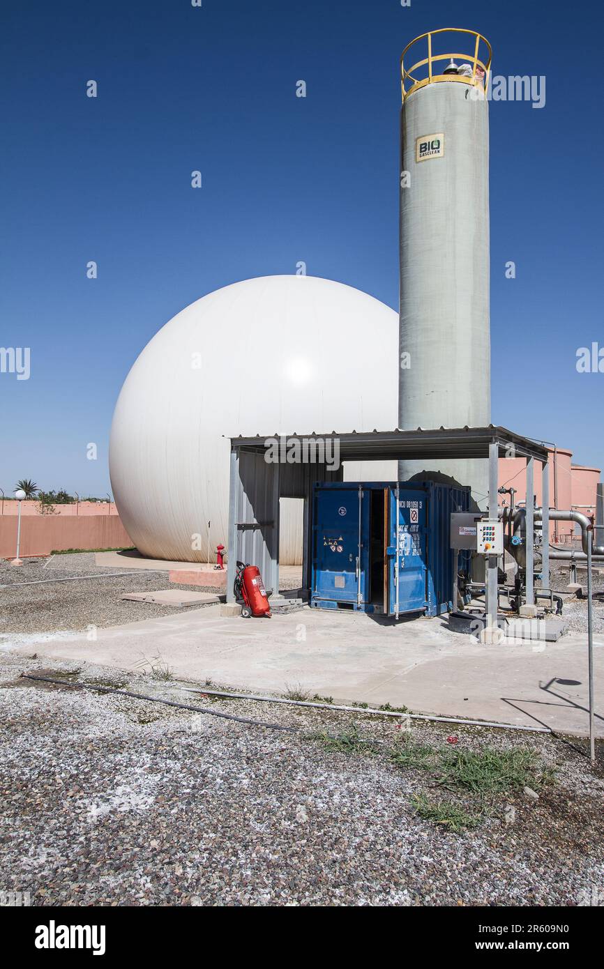Caratteristiche dello stabilimento di Waterleau per le acque reflue: Digestori anaerobici e Torre di raffreddamento a Marrakesh Foto Stock