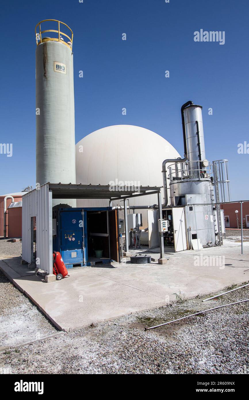 Digestivi anaerobici e Torre di raffreddamento presso l'impianto di trattamento delle acque reflue di Waterleau, Marrakech, Marocco Foto Stock