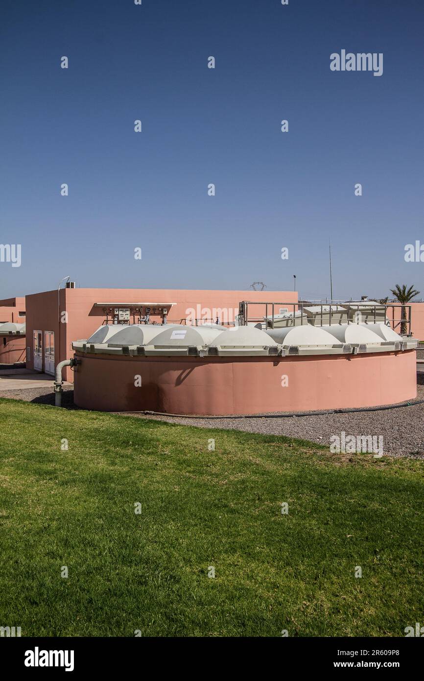 Impianti tecnici e attrezzature presso l'impianto di trattamento delle acque reflue di Waterleau a Marrakech Foto Stock