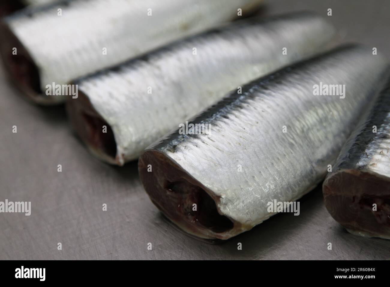 Sardine preparate per il processo di inscatolamento Foto Stock