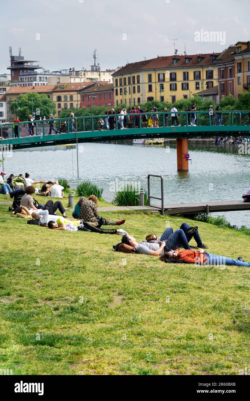 Persone che si rilassano nel weekend a Darsena, Naviglio, Milano, Lombardia, Italia, Europa Foto Stock