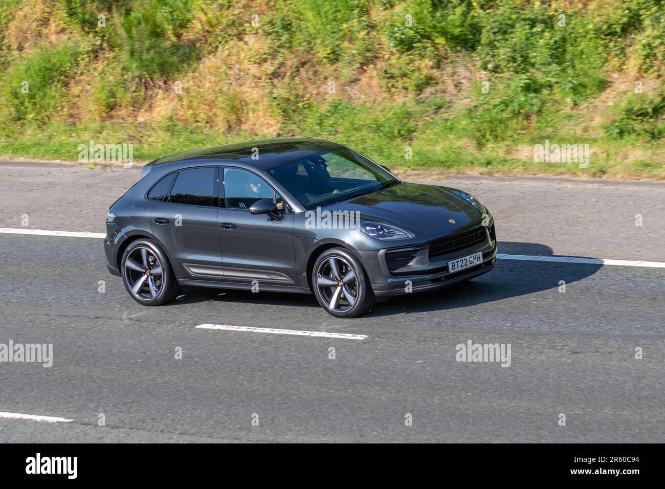 2022 Grey Porsche Macan T S-A; viaggiando sull'autostrada M61, Regno Unito Foto Stock