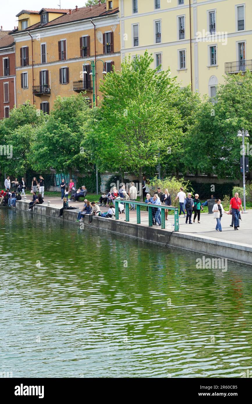 Persone che si rilassano nel weekend a Darsena, Naviglio, Milano, Lombardia, Italia, Europa Foto Stock