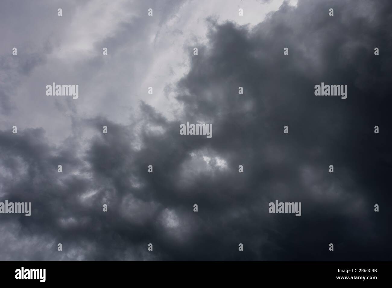 Guarda il cielo zenit con le nuvole tempesta approccio sovrapposizione sfondo Foto Stock