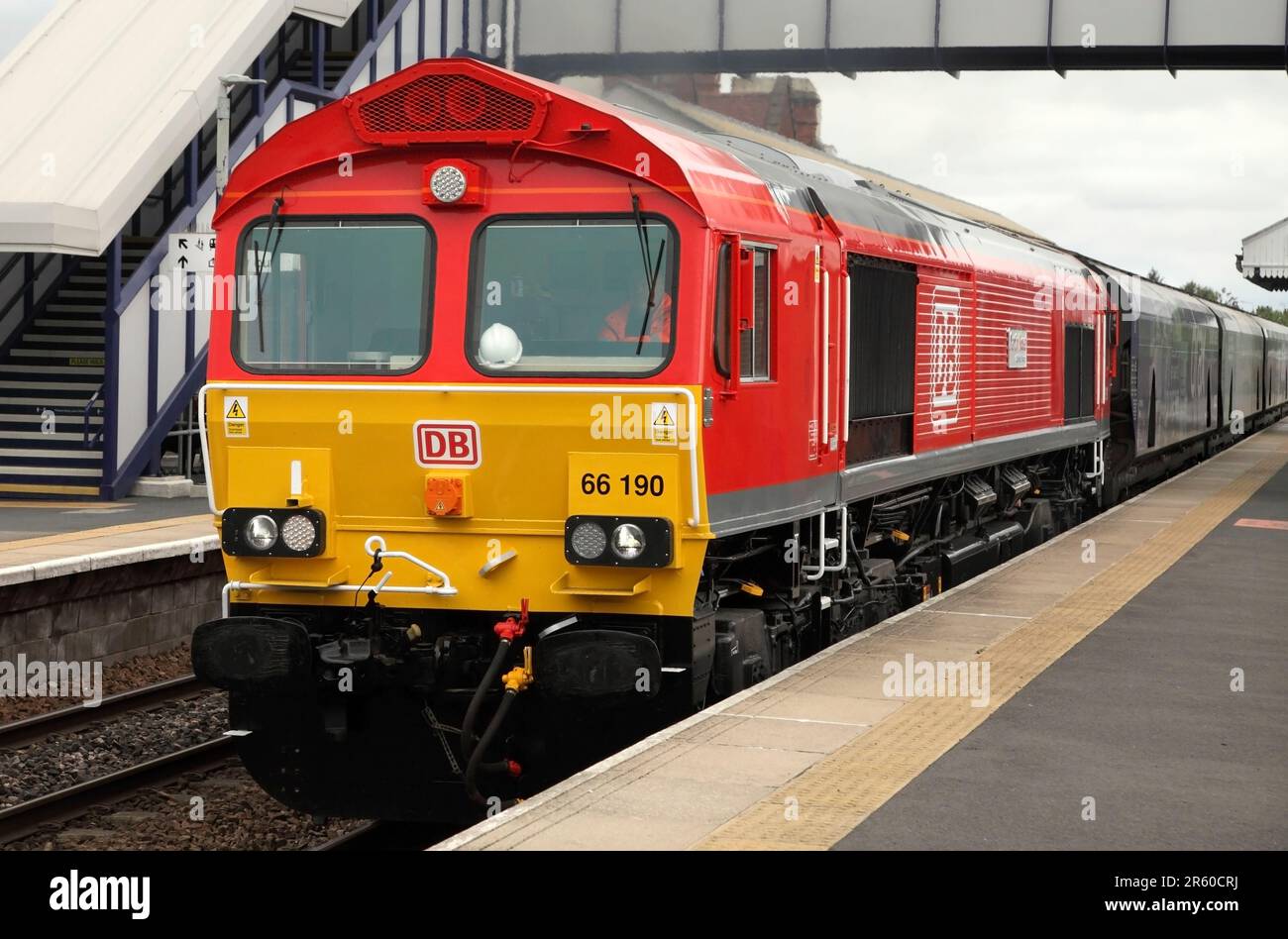 DB Cargo Classe 66 diesel loco 66190 'Martin House' trasporta un servizio di biomassa da Immingham a Drax Power Station attraverso la stazione di Scunthorpe il 6/6/23. Foto Stock