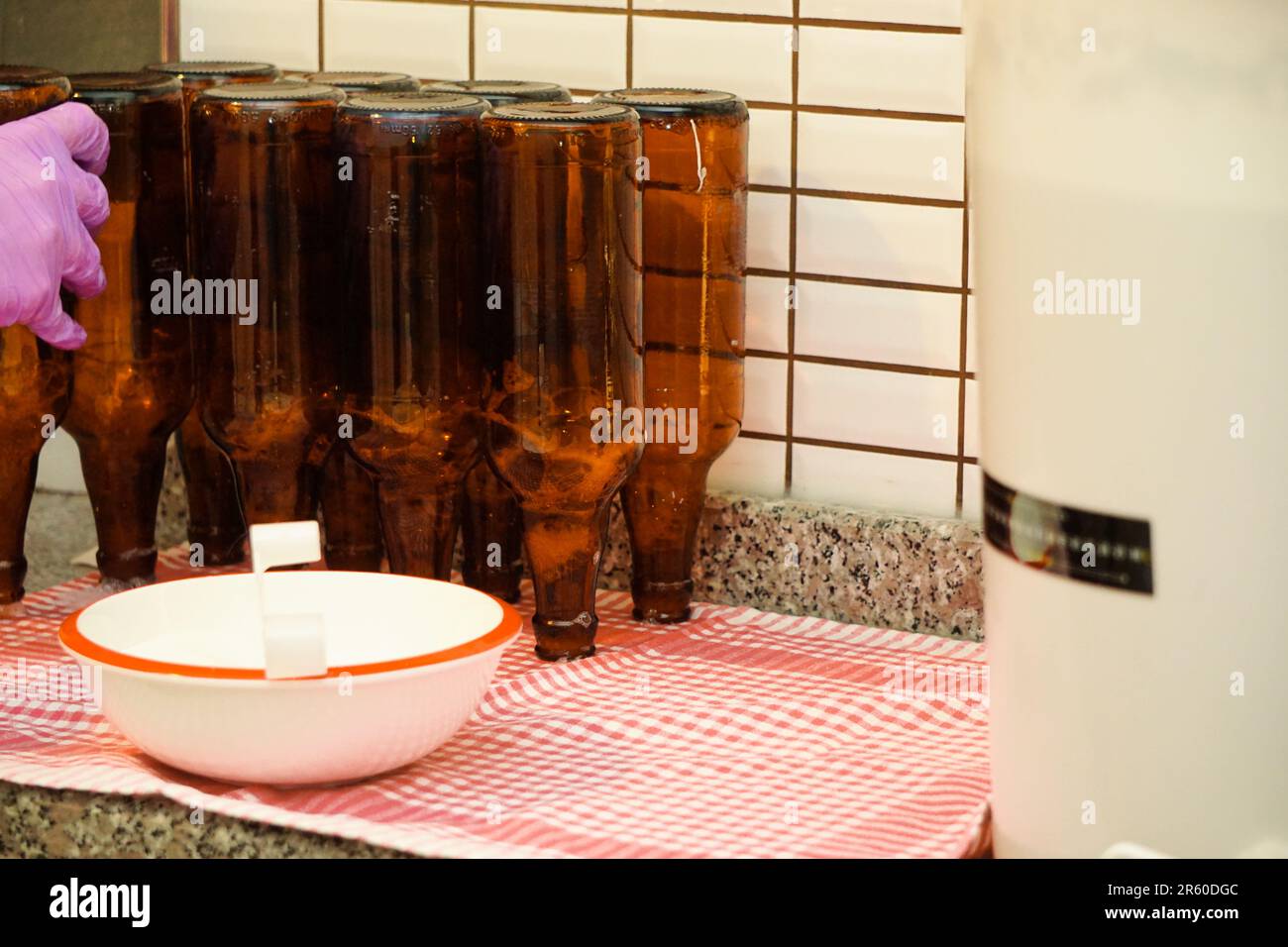 Processo di produzione della birra a casa in cucina Foto Stock